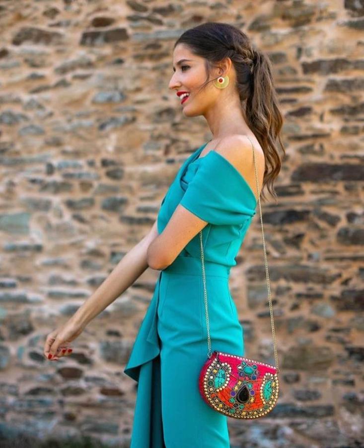 Es el peinado que más estiliza a todos los tipos de rostro, versátil, cómoda, elegante, se adapta a cualquier look y ya se posiciona como el nuevo peinado de invitada tendencia para este 2020. Así que si ya estás pensando en qué peinado lucir para tu próxima boda o evento, no tengas dudas porque la coleta es todo lo que necesitas. Y lo mejor, es que en los últimos años este peinado se ha ido renovando, dando lugar a algunas de las versiones más originales. Estas son algunas de ellas ¿Con cuál te quedas?