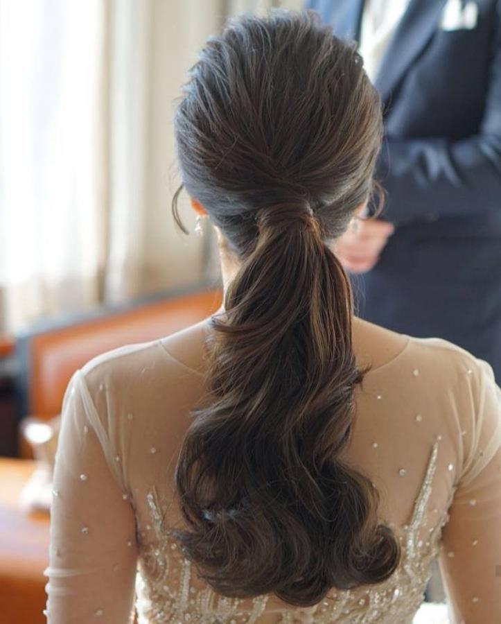 Es el peinado que más estiliza a todos los tipos de rostro, versátil, cómoda, elegante, se adapta a cualquier look y ya se posiciona como el nuevo peinado de invitada tendencia para este 2020. Así que si ya estás pensando en qué peinado lucir para tu próxima boda o evento, no tengas dudas porque la coleta es todo lo que necesitas. Y lo mejor, es que en los últimos años este peinado se ha ido renovando, dando lugar a algunas de las versiones más originales. Estas son algunas de ellas ¿Con cuál te quedas?