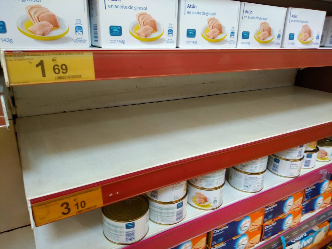 La avalancha de ciudadanos para realizar la compra ante la crisis del coronavirus provoca roturas de stock, aunque desde la industria de gran consumo y la distribución han vuelto a garantizar el abastecimiento de productos en tiendas y supermercados.