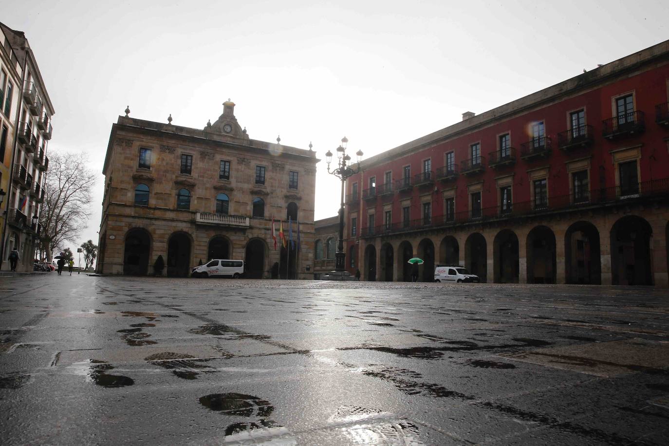 Las principales calles de todo el Principado han amanecido prácticamente vacías debido a las recomendaciones de las instituciones para prevenir el contagio del coronavirus. 