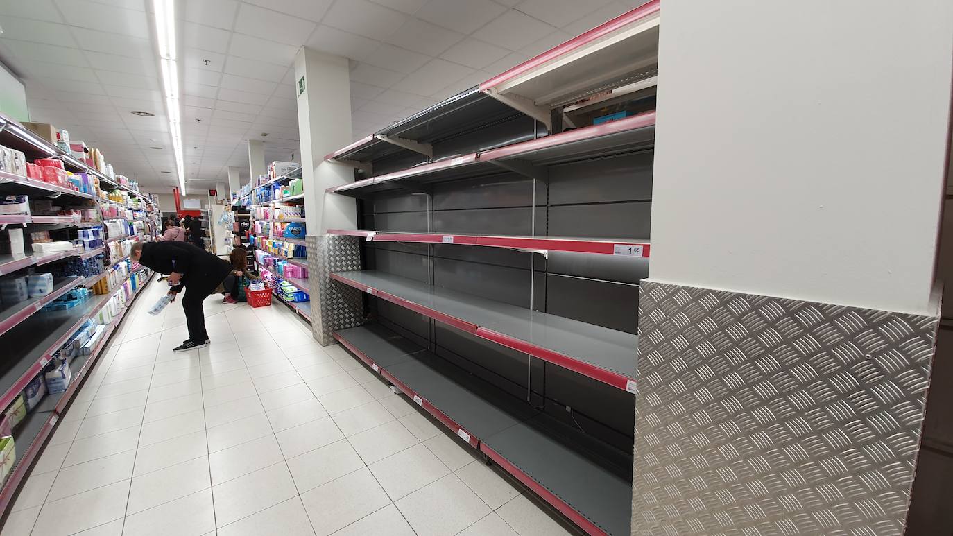 La crisis del Covid-19 ha provocado que los consumidores hayan decidido salir a comprar de forma masiva a adquirir provisiones para los próximos días. Algunas estanterías han quedado vacías a primera hora de este viernes, aunque los supermercados garantizan el abastecimiento, pero apuntan la dificultad para reponer artículos de inmediato. 