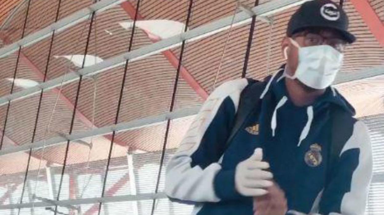 Thompking, durante el traslado del Madrid a Milán. 