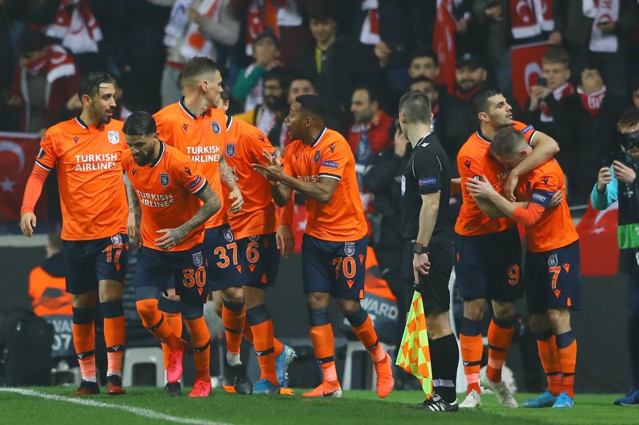 Los jugadores del Basaksehir celebran su gol delante de la afición. 