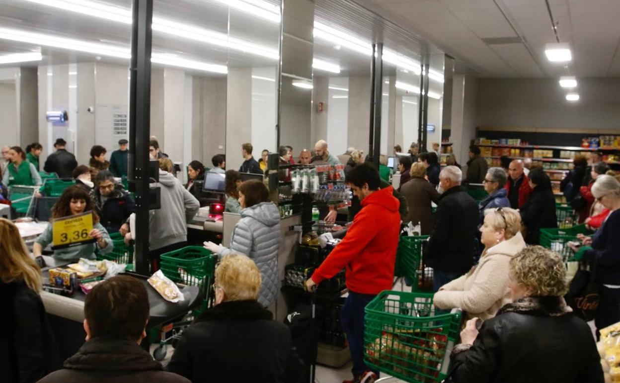 Largas colas en uno de los supermercados de Gijón.