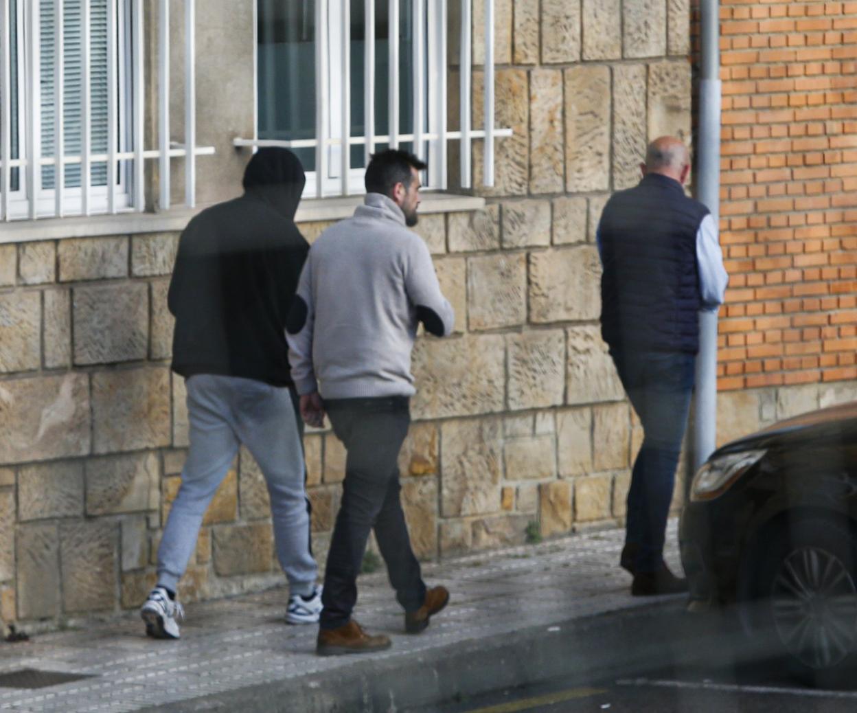 Pablo Juan Sánchez, liberado, con agentes de la Guardia Civil. 