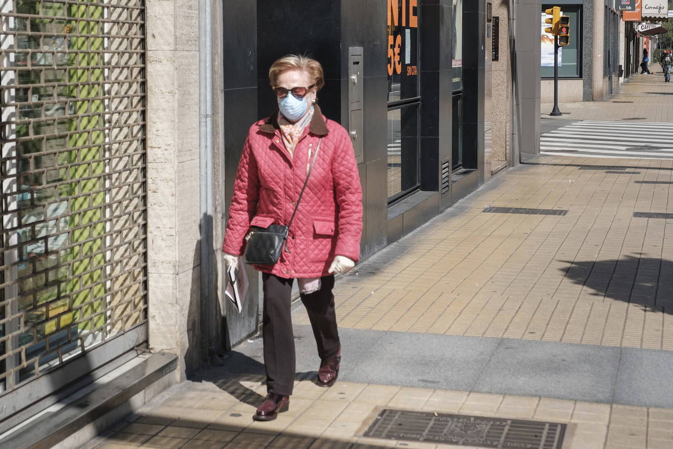 La primera jornada tras el anuncio de las restricciones por el coronavirus ha estado marcada en la región por el incumplimiento de algunos ciudadanos a los que las fuerzas y cuerpos de seguridad han pedido que regresen a sus casas. 