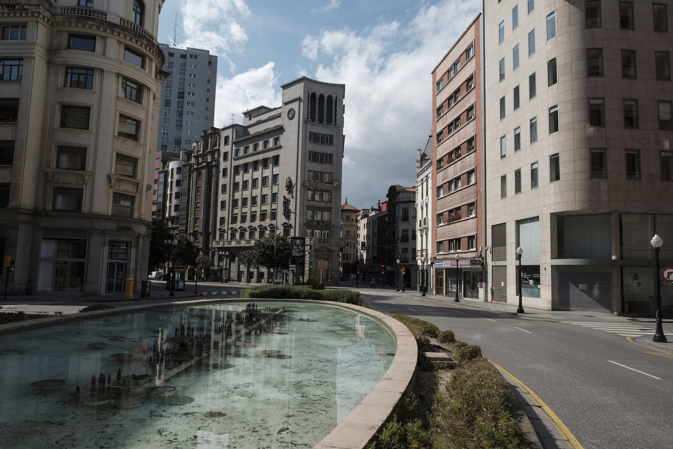 La primera jornada tras el anuncio de las restricciones por el coronavirus ha estado marcada en la región por el incumplimiento de algunos ciudadanos a los que las fuerzas y cuerpos de seguridad han pedido que regresen a sus casas. 