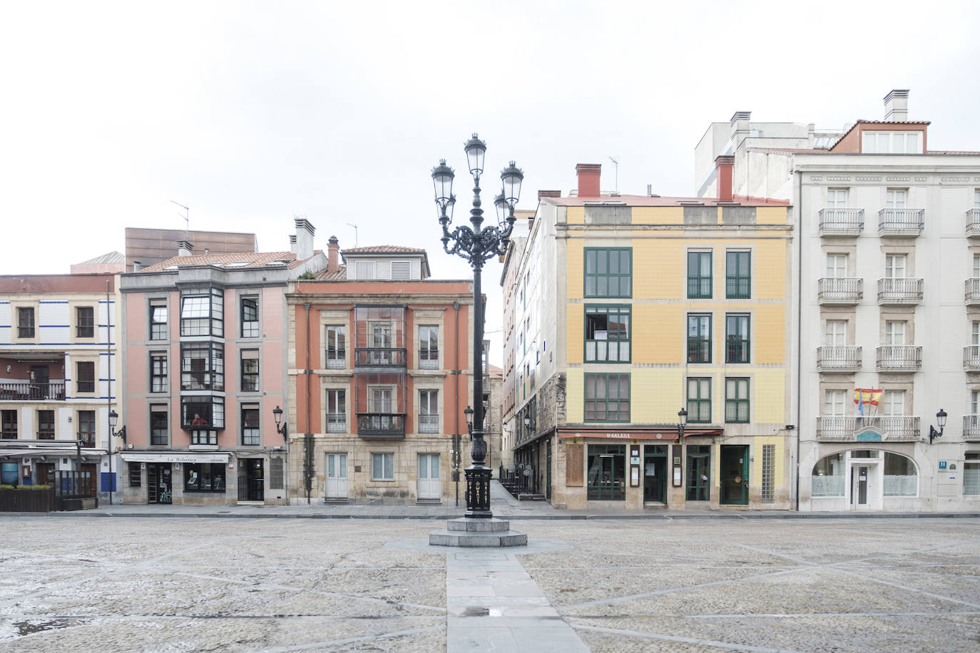 La primera jornada tras el anuncio de las restricciones por el coronavirus ha estado marcada en la región por el incumplimiento de algunos ciudadanos a los que las fuerzas y cuerpos de seguridad han pedido que regresen a sus casas. 