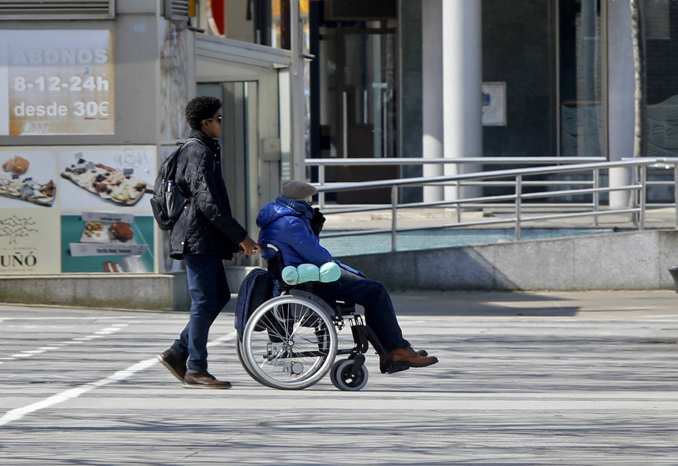 La primera jornada tras el anuncio de las restricciones por el coronavirus ha estado marcada en la región por el incumplimiento de algunos ciudadanos a los que las fuerzas y cuerpos de seguridad han pedido que regresen a sus casas. 