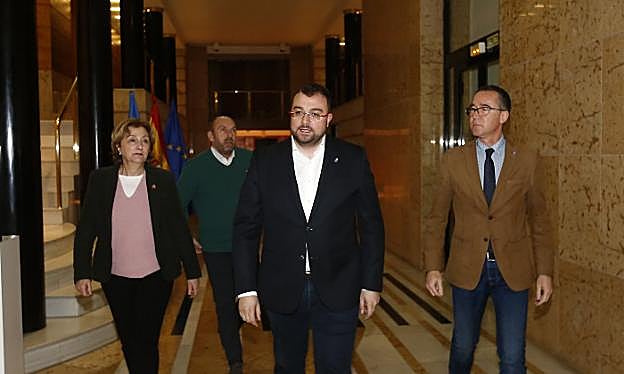 Delia Losa, Juan Cofiño, Adrián Barbón y Pablo Fernández Muñiz, minutos antes de realizar el balance sobre la comparecencia de Pedro Sánchez sobre el estado de alarma. 