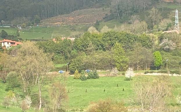 Dos coches de la Policía Local en la pista finlandesa. 