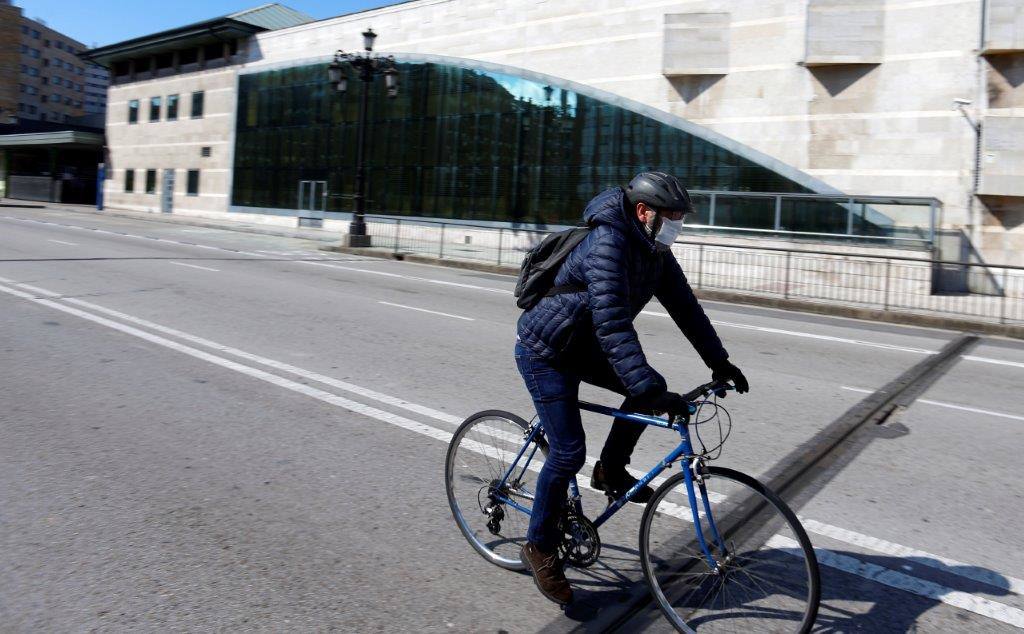 Calles y carreteras vacías y solo algunas personas trabajando en servicios indispensables y haciendo la compra