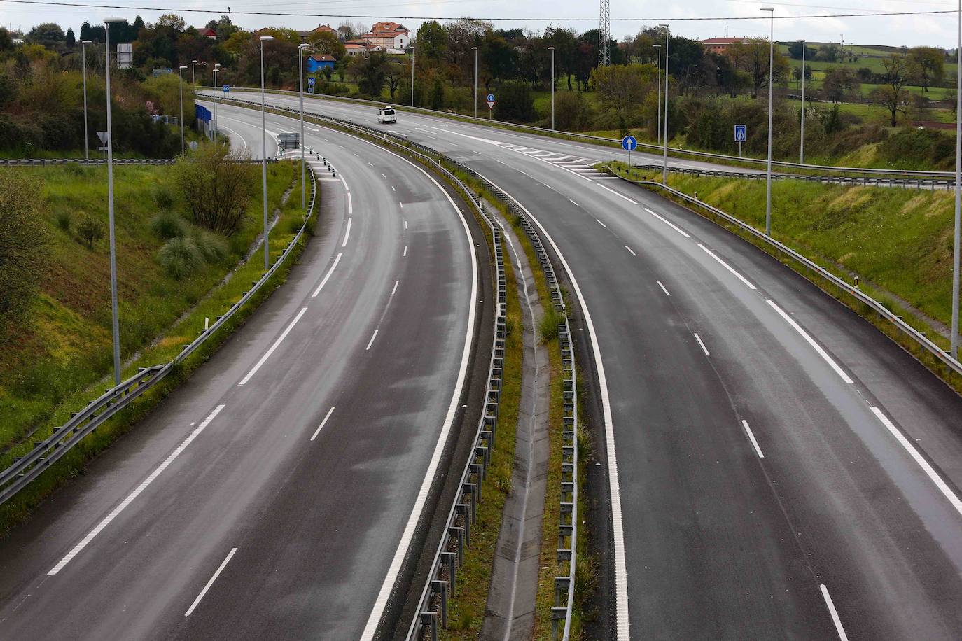 Calles y carreteras vacías y solo algunas personas trabajando en servicios indispensables y haciendo la compra