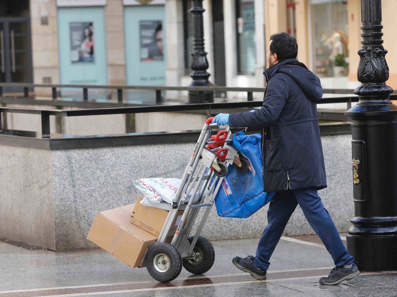 Calles y carreteras vacías y solo algunas personas trabajando en servicios indispensables y haciendo la compra