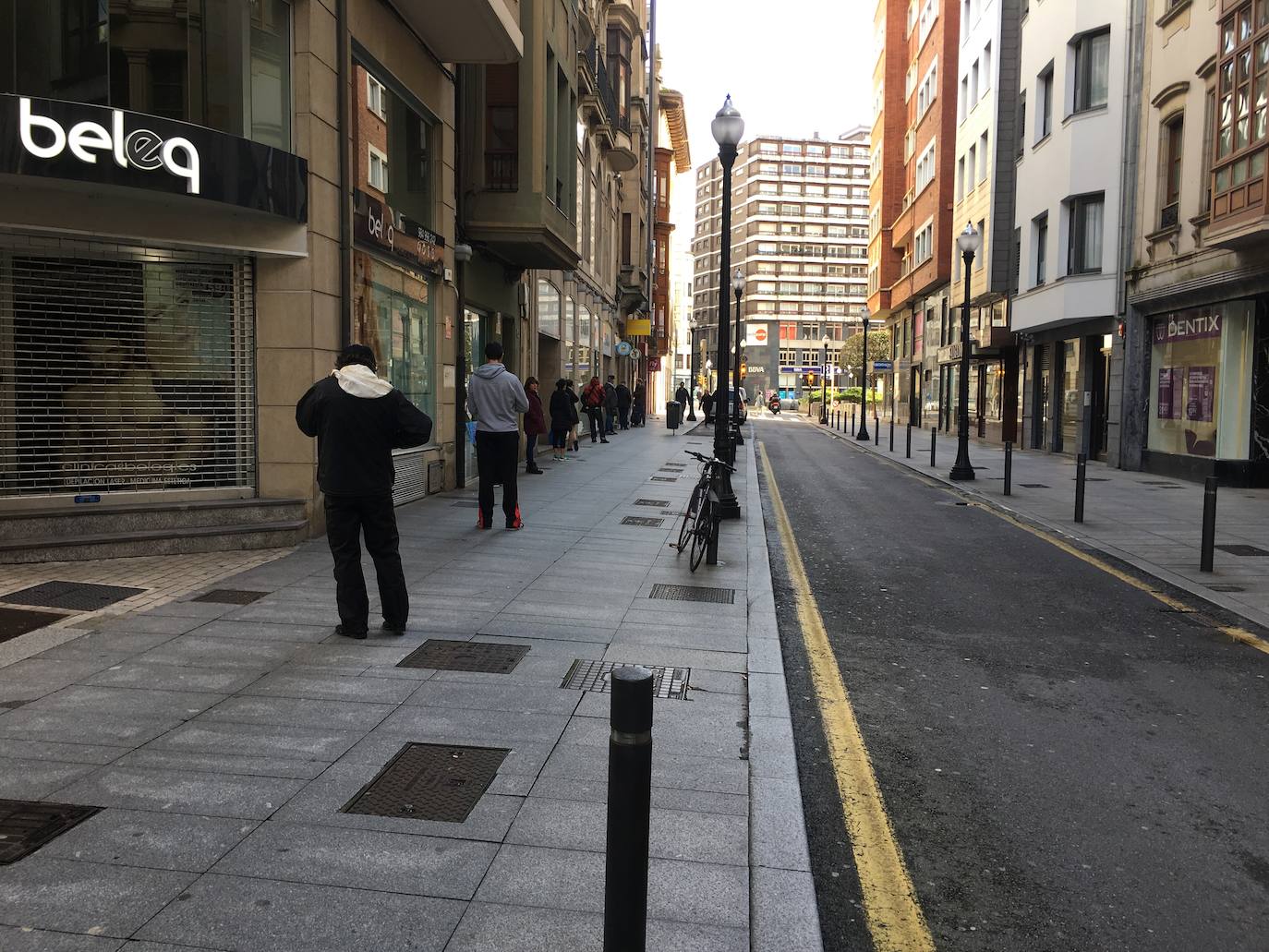 Calles y carreteras vacías y solo algunas personas trabajando en servicios indispensables y haciendo la compra