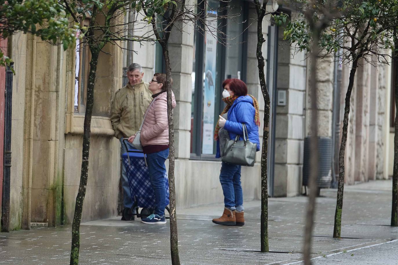 Calles y carreteras vacías y solo algunas personas trabajando en servicios indispensables y haciendo la compra