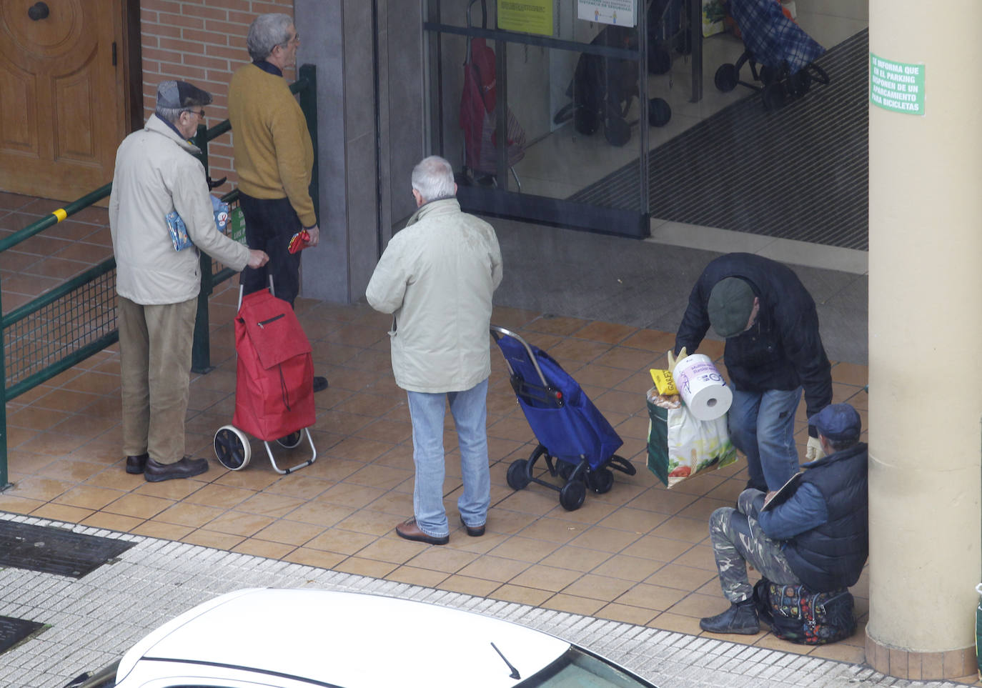 Calles y carreteras vacías y solo algunas personas trabajando en servicios indispensables y haciendo la compra