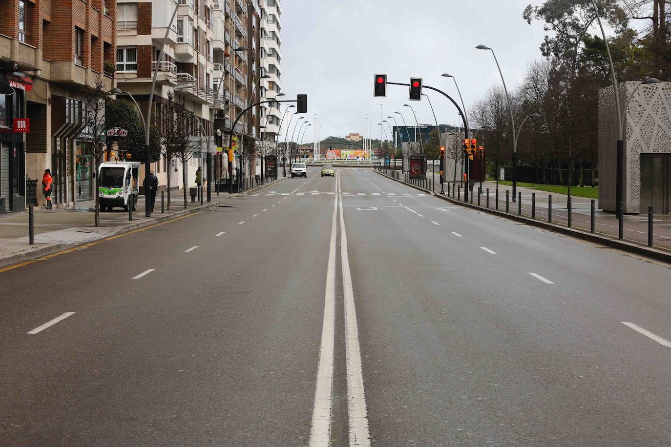 Calles y carreteras vacías y solo algunas personas trabajando en servicios indispensables y haciendo la compra