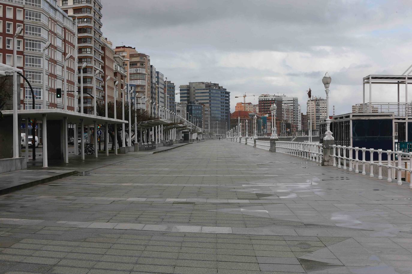 Calles y carreteras vacías y solo algunas personas trabajando en servicios indispensables y haciendo la compra