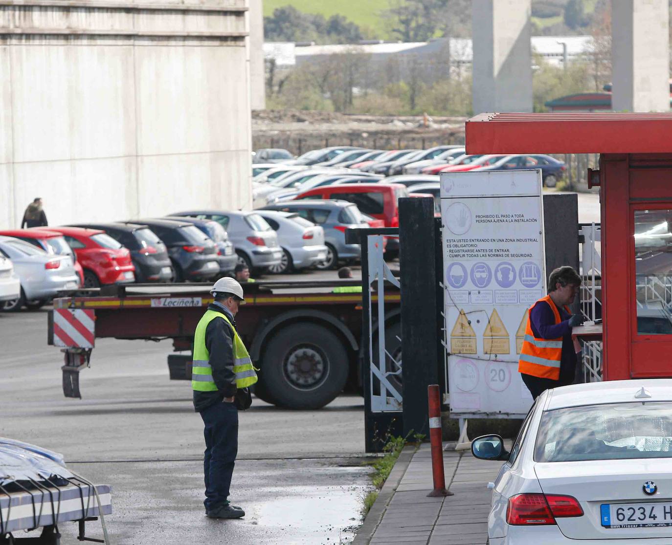 Calles y carreteras vacías y solo algunas personas trabajando en servicios indispensables y haciendo la compra