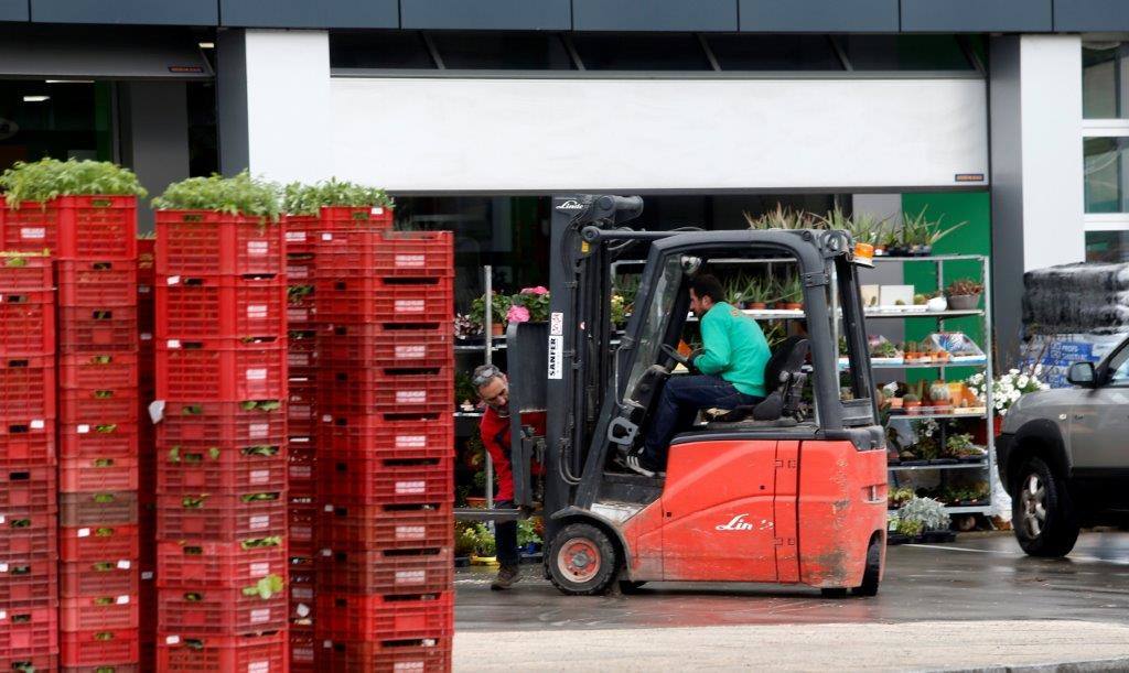 Los trabajadores comienzan una jornada laboral con estado de Alarma en vigor