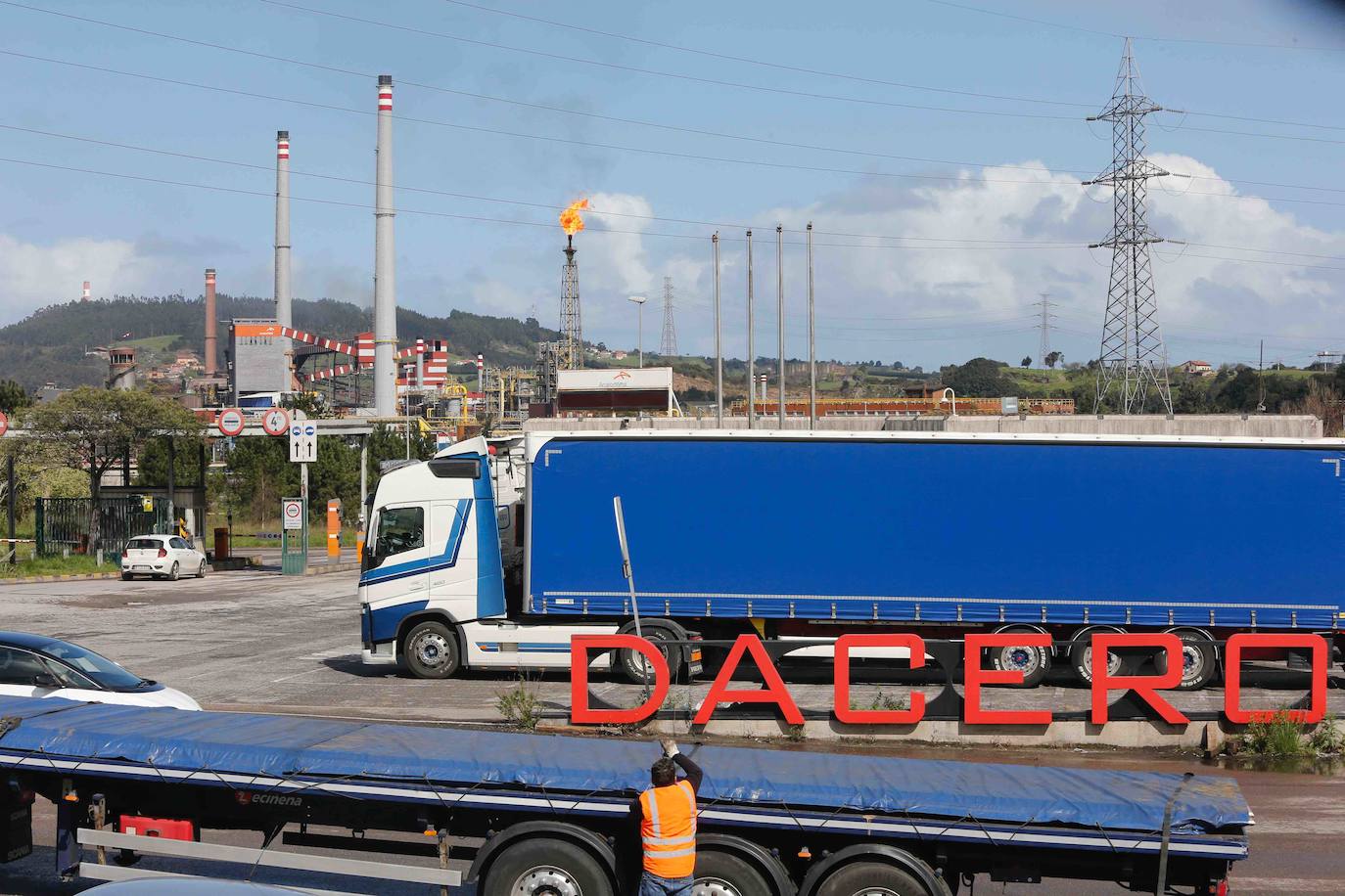 Calles y carreteras vacías y solo algunas personas trabajando en servicios indispensables y haciendo la compra