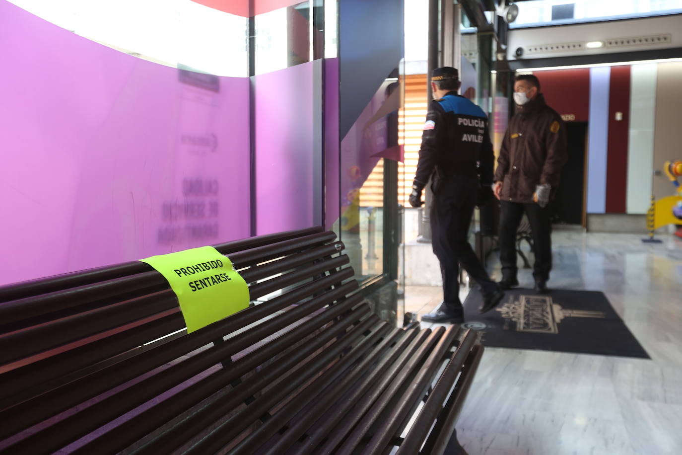 Desde primera hora, los ciudadanos hacen colas a las puertas de los supermercados para realizar la compra