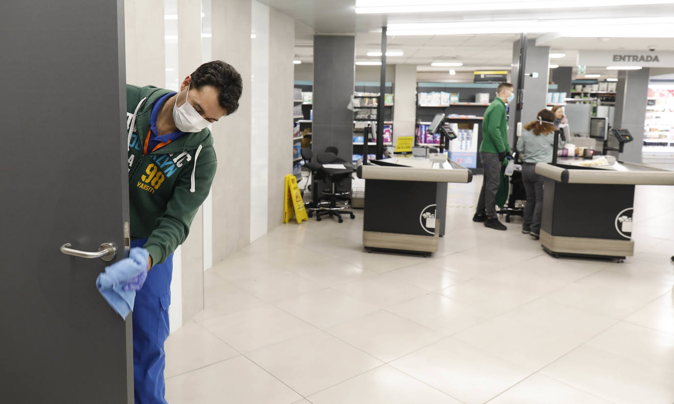 Desde primera hora, los ciudadanos hacen colas a las puertas de los supermercados para realizar la compra