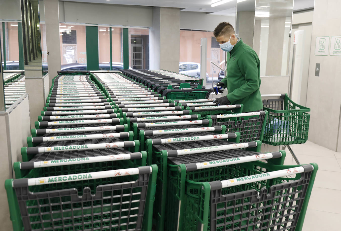 Desde primera hora, los ciudadanos hacen colas a las puertas de los supermercados para realizar la compra