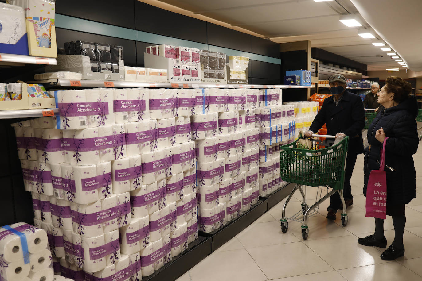 Desde primera hora, los ciudadanos hacen colas a las puertas de los supermercados para realizar la compra