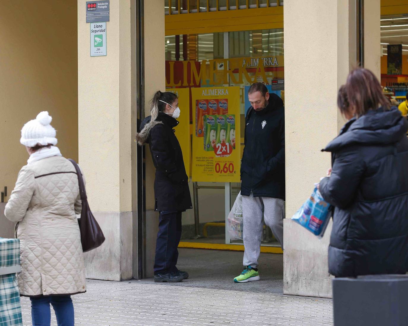 Desde primera hora, los ciudadanos hacen colas a las puertas de los supermercados para realizar la compra