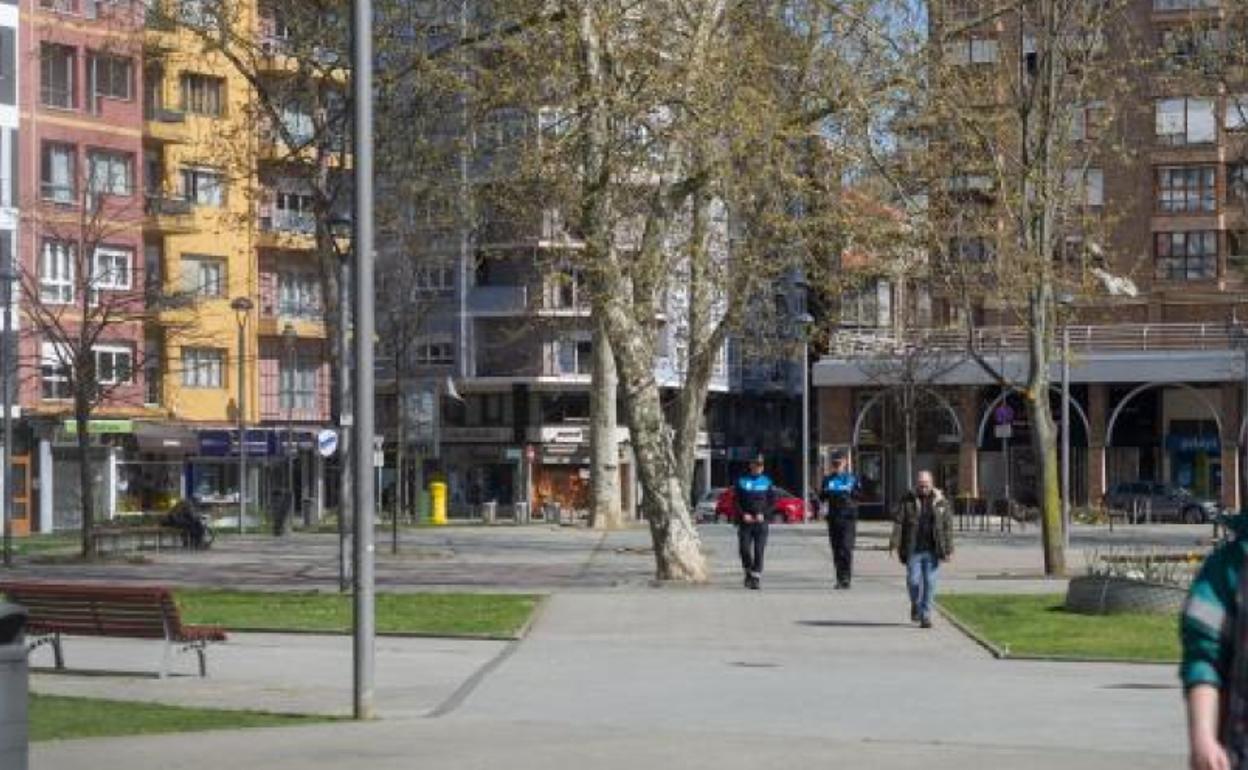 La Policía Local de Avilés sanciona a una mujer por pasear al perro lejos de su casa