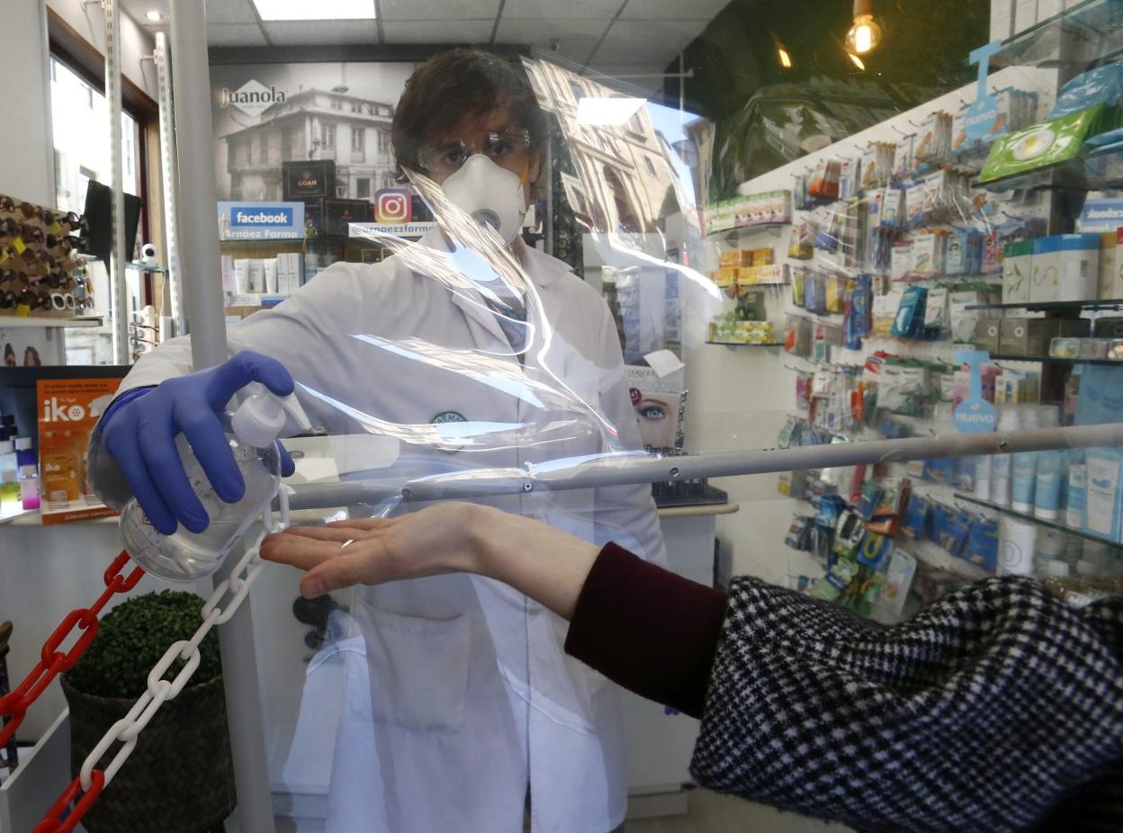 Medidas protectoras instaladas en la farmacia de la plaza del Ayuntamiento de Oviedo. 