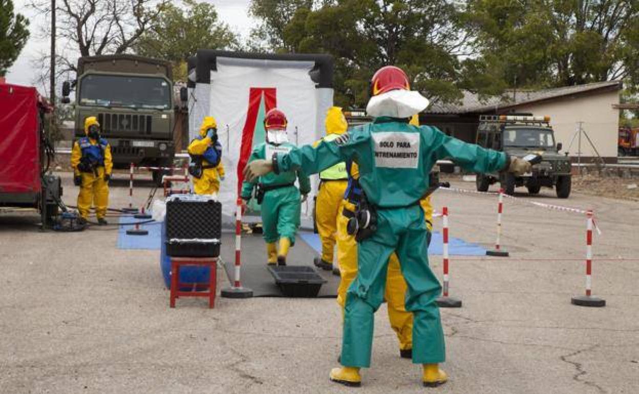 Efectivos de la UME descontaminándose. 