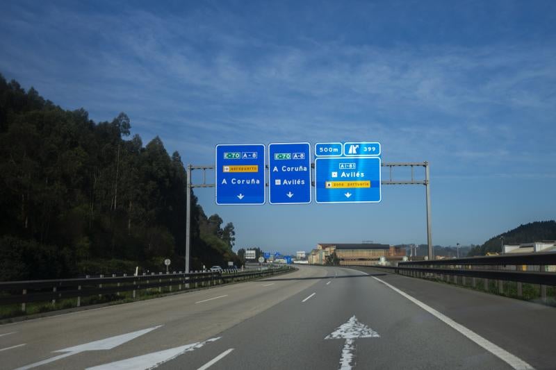 Calles y carreteras vacías y solo algunas personas trabajando en servicios indispensables y haciendo la compra