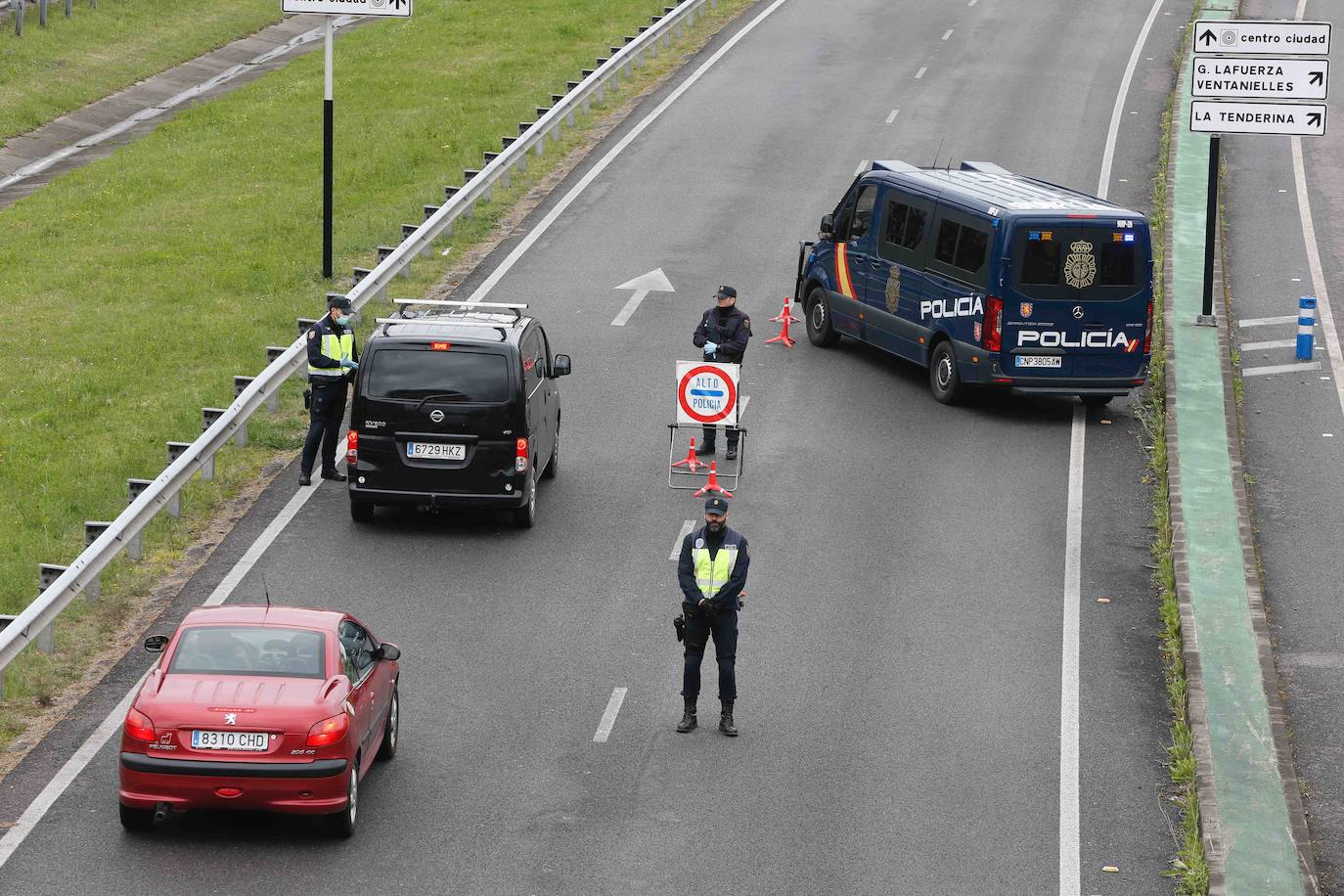La Policía Nacional controla la entrada de vehículos a la capital