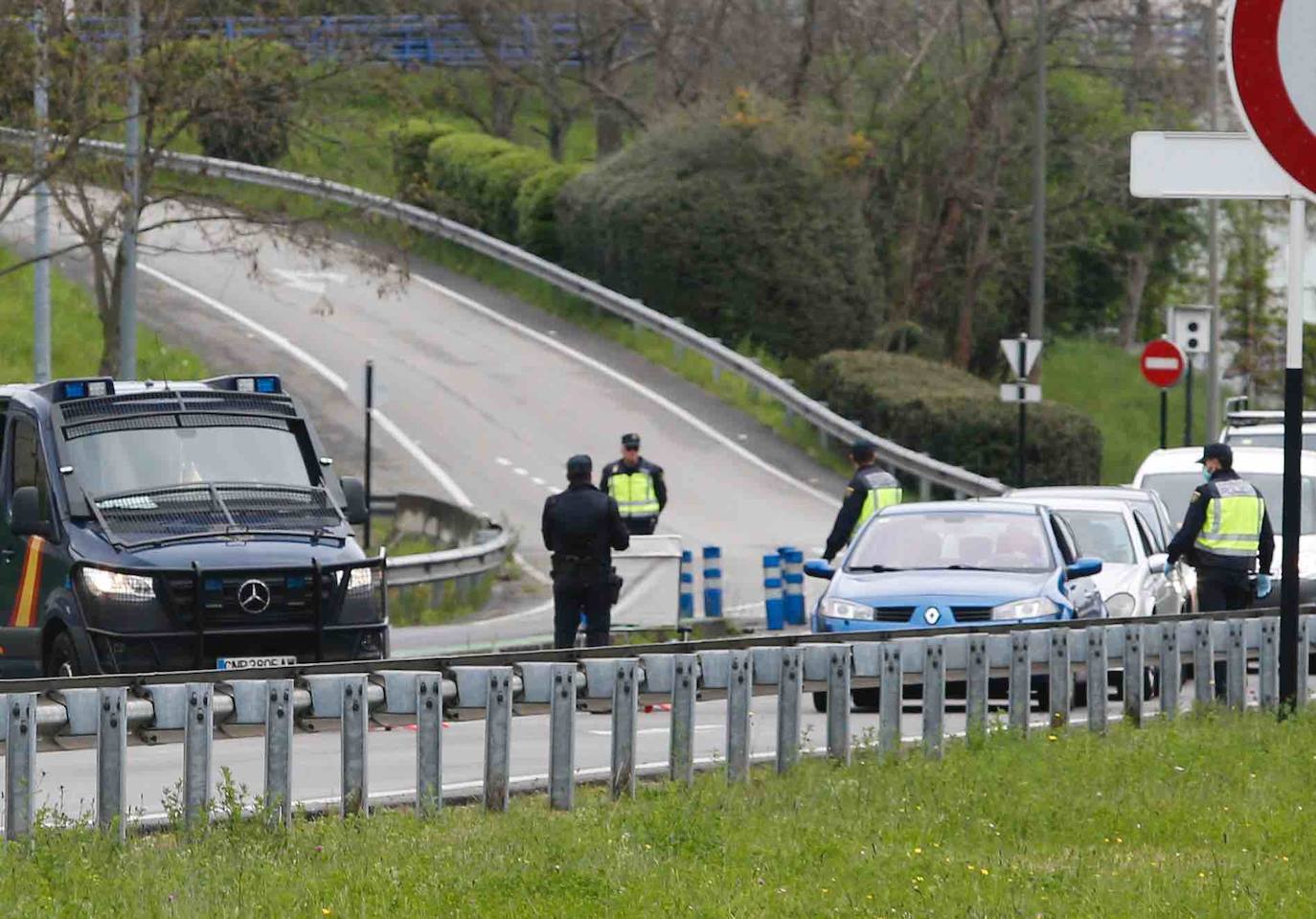 La Policía Nacional controla la entrada de vehículos a la capital
