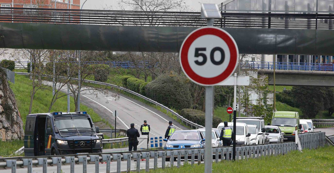 La Policía Nacional controla la entrada de vehículos a la capital