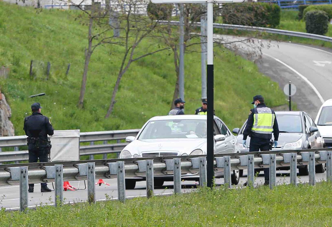 La Policía Nacional controla la entrada de vehículos a la capital