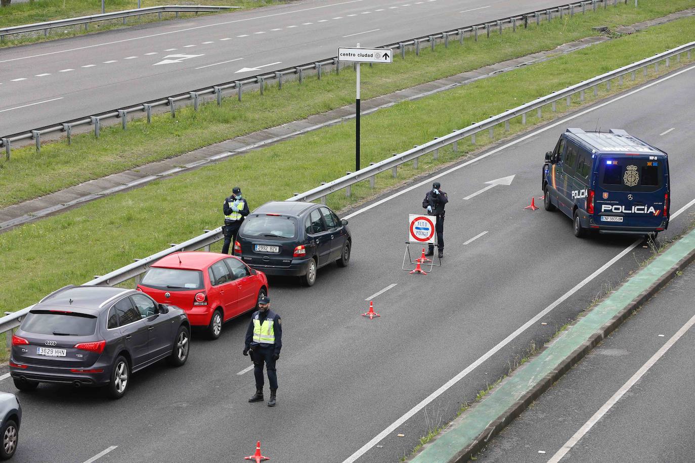 La Policía Nacional controla la entrada de vehículos a la capital