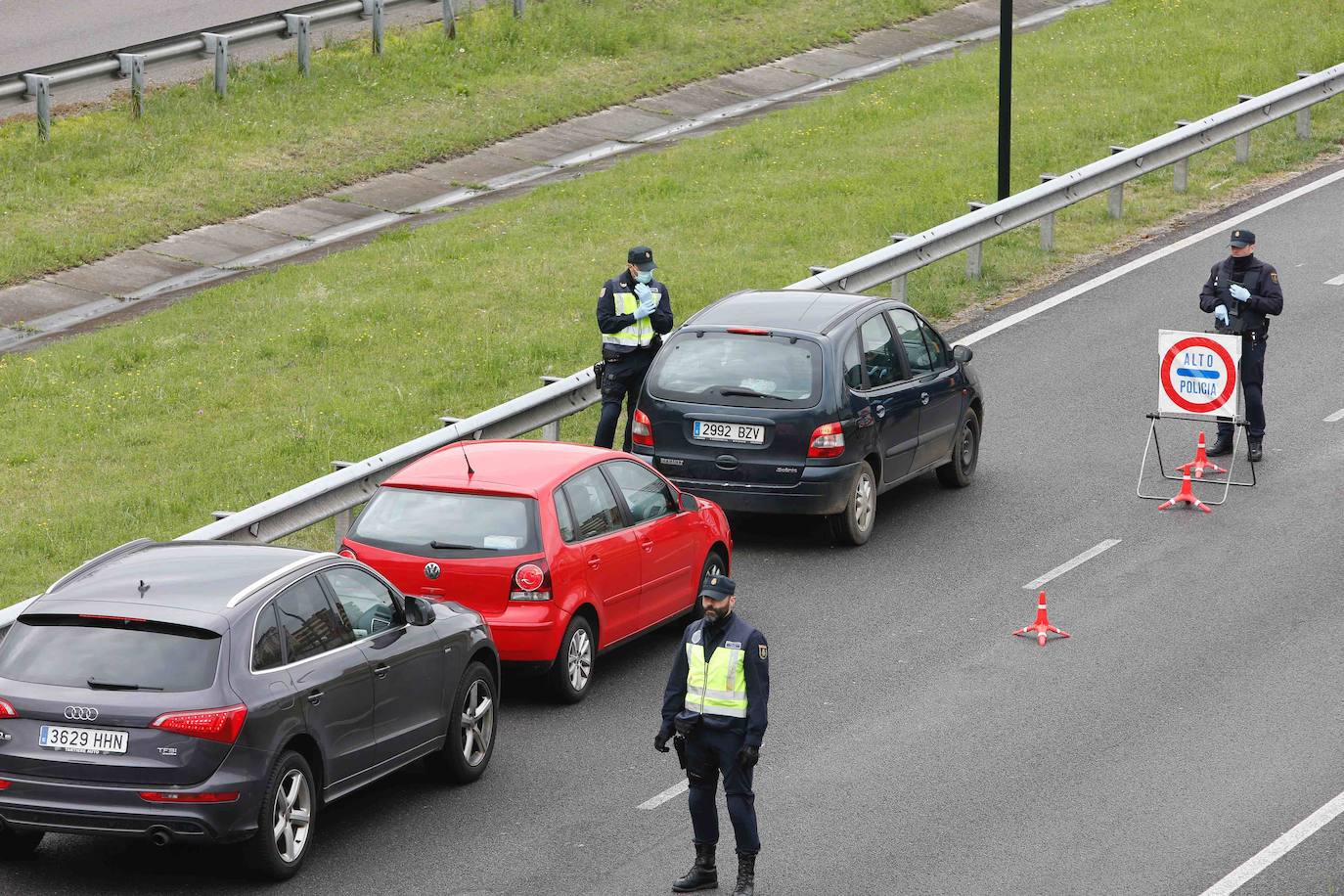 La Policía Nacional controla la entrada de vehículos a la capital