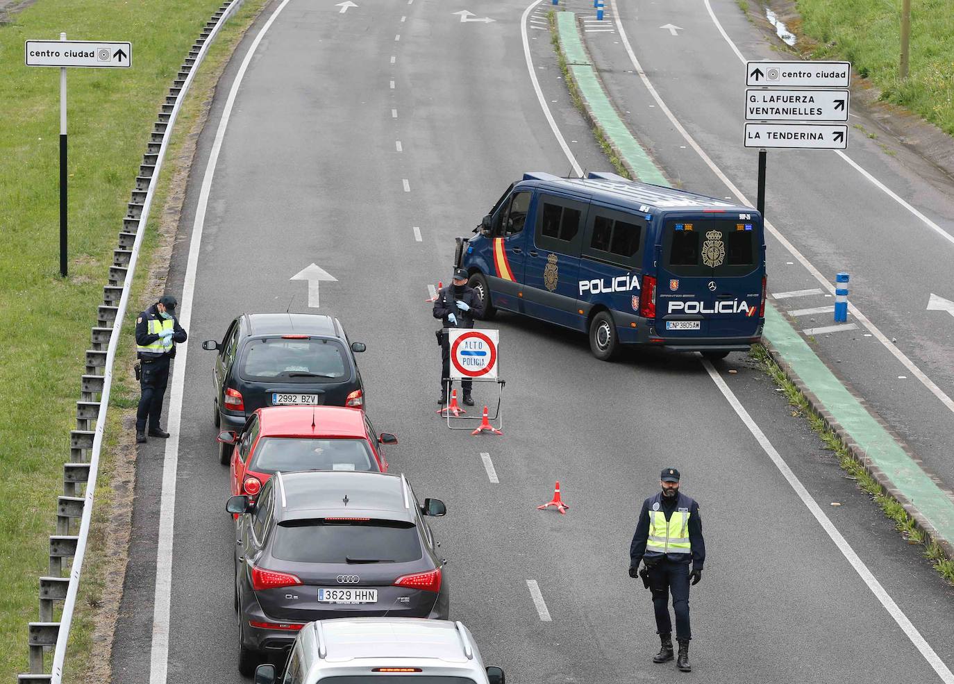 La Policía Nacional controla la entrada de vehículos a la capital