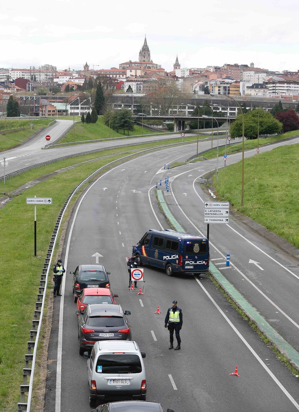 La Policía Nacional controla la entrada de vehículos a la capital