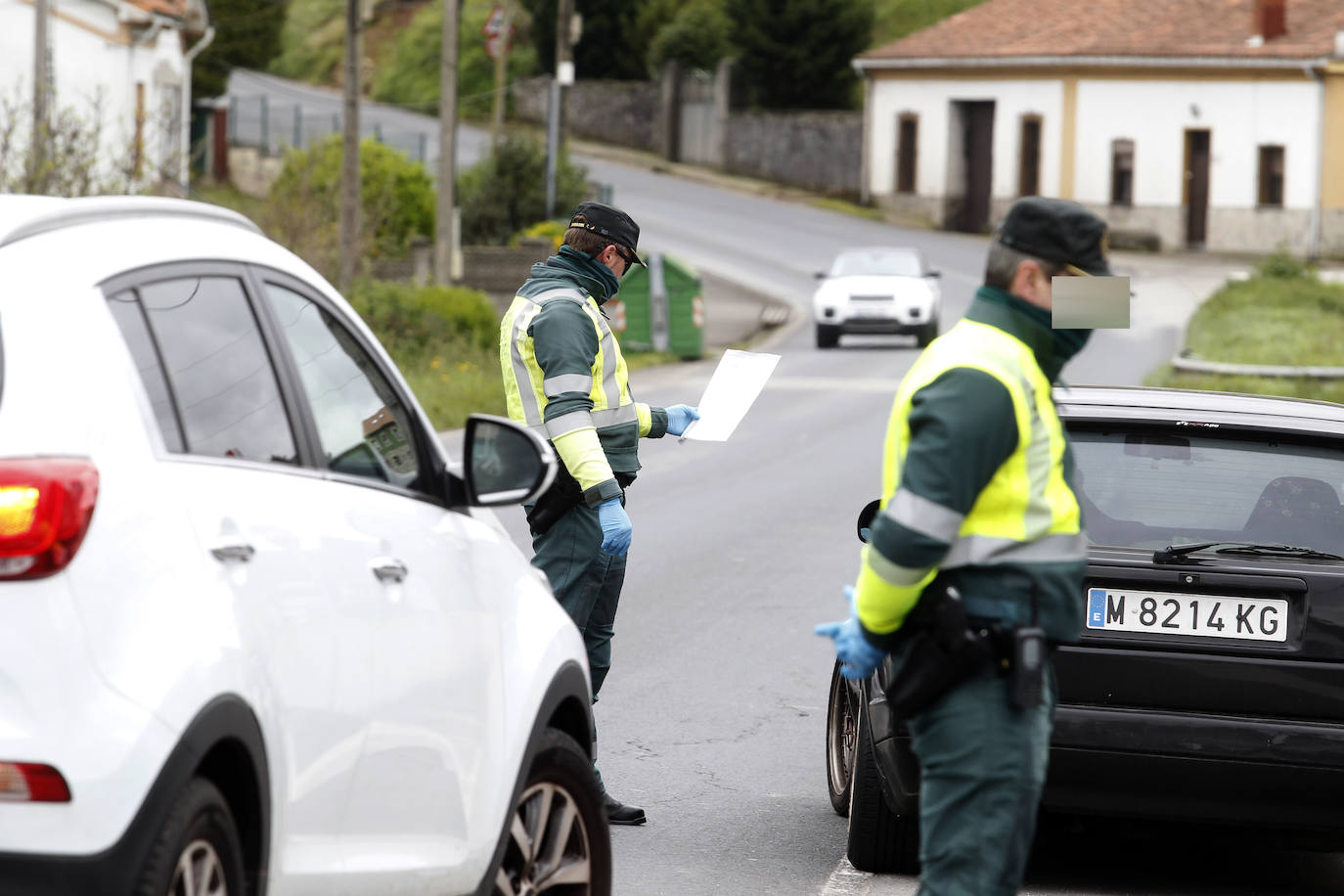 Agentes de la Guardia Civil, controlando el acceso a la carretera de La Camocha