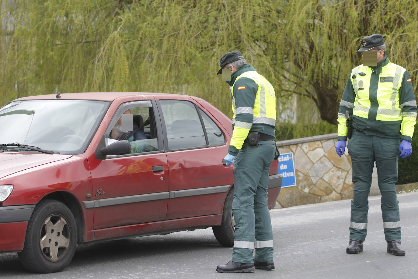 Agentes de la Guardia Civil, controlando el acceso a la carretera de La Camocha