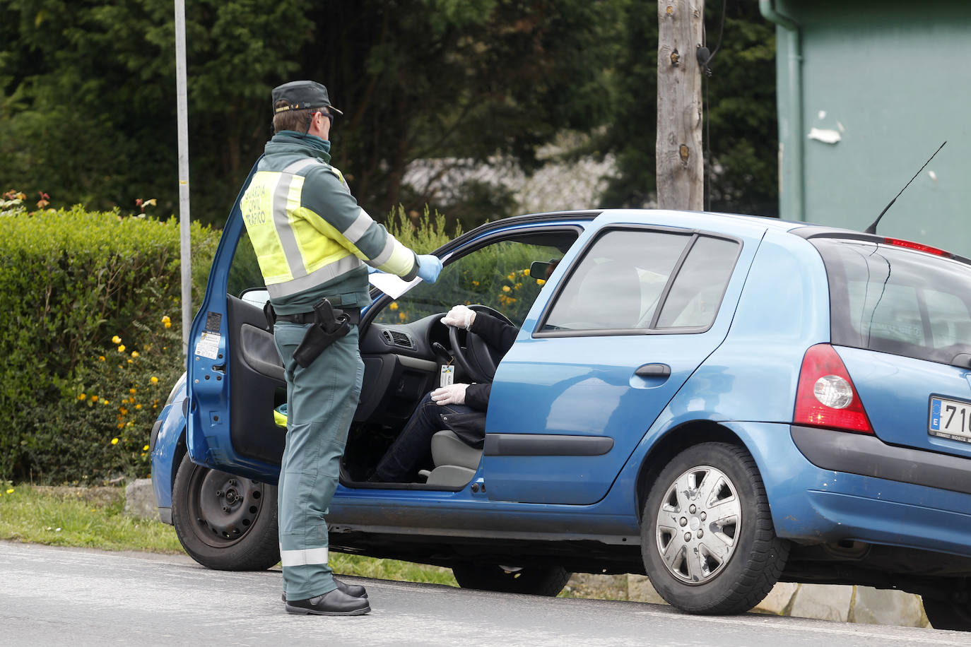 Agentes de la Guardia Civil, controlando el acceso a la carretera de La Camocha