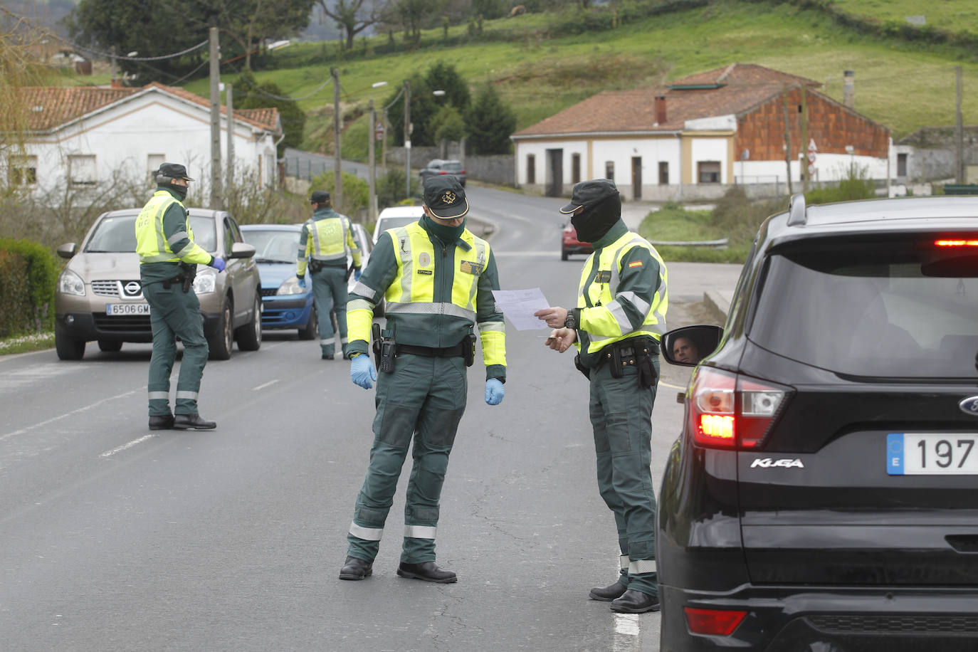 Agentes de la Guardia Civil, controlando el acceso a la carretera de La Camocha