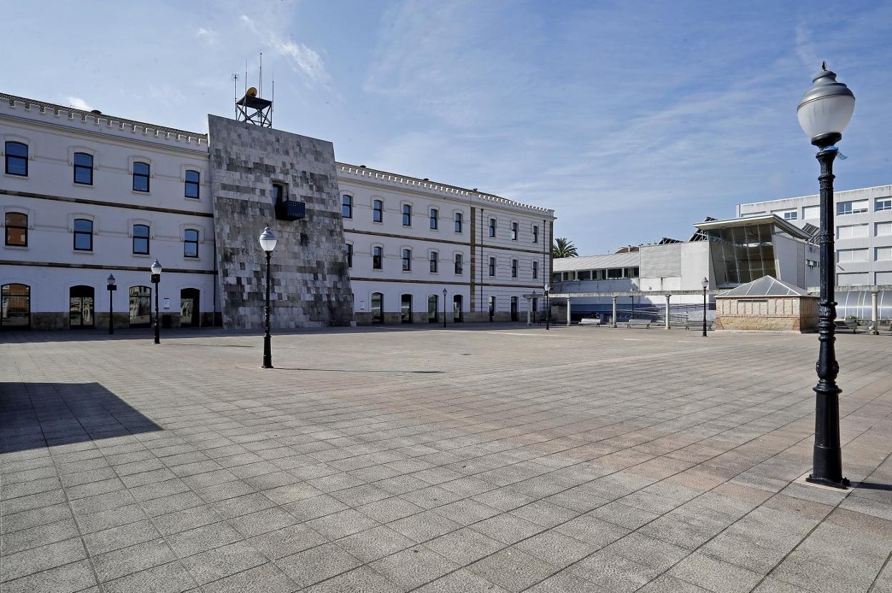 La Plaza de la República, junto al Centro Municipal de El Coto, con un diseño «duro» que se prevé mejorar con zonas verdes. 