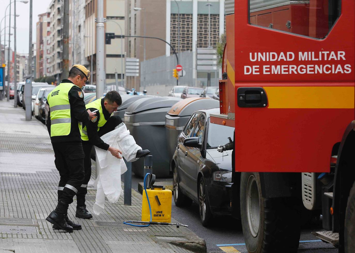 La Unidad Militar de Emergencias (UME) estuvo durante la mañana de este miércoles en el el Hospital de Cabueñes, el Hospital de Begoña y en el Sanatario Covadonga para desinfectar los entornos de los centros médicos con el objetivo de frenar la expansión del virus.