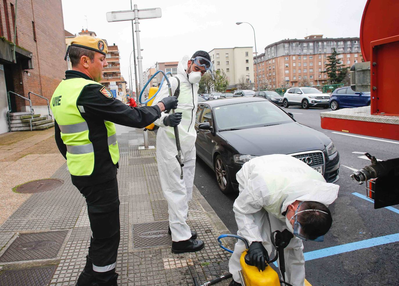 La Unidad Militar de Emergencias (UME) estuvo durante la mañana de este miércoles en el el Hospital de Cabueñes, el Hospital de Begoña y en el Sanatario Covadonga para desinfectar los entornos de los centros médicos con el objetivo de frenar la expansión del virus.